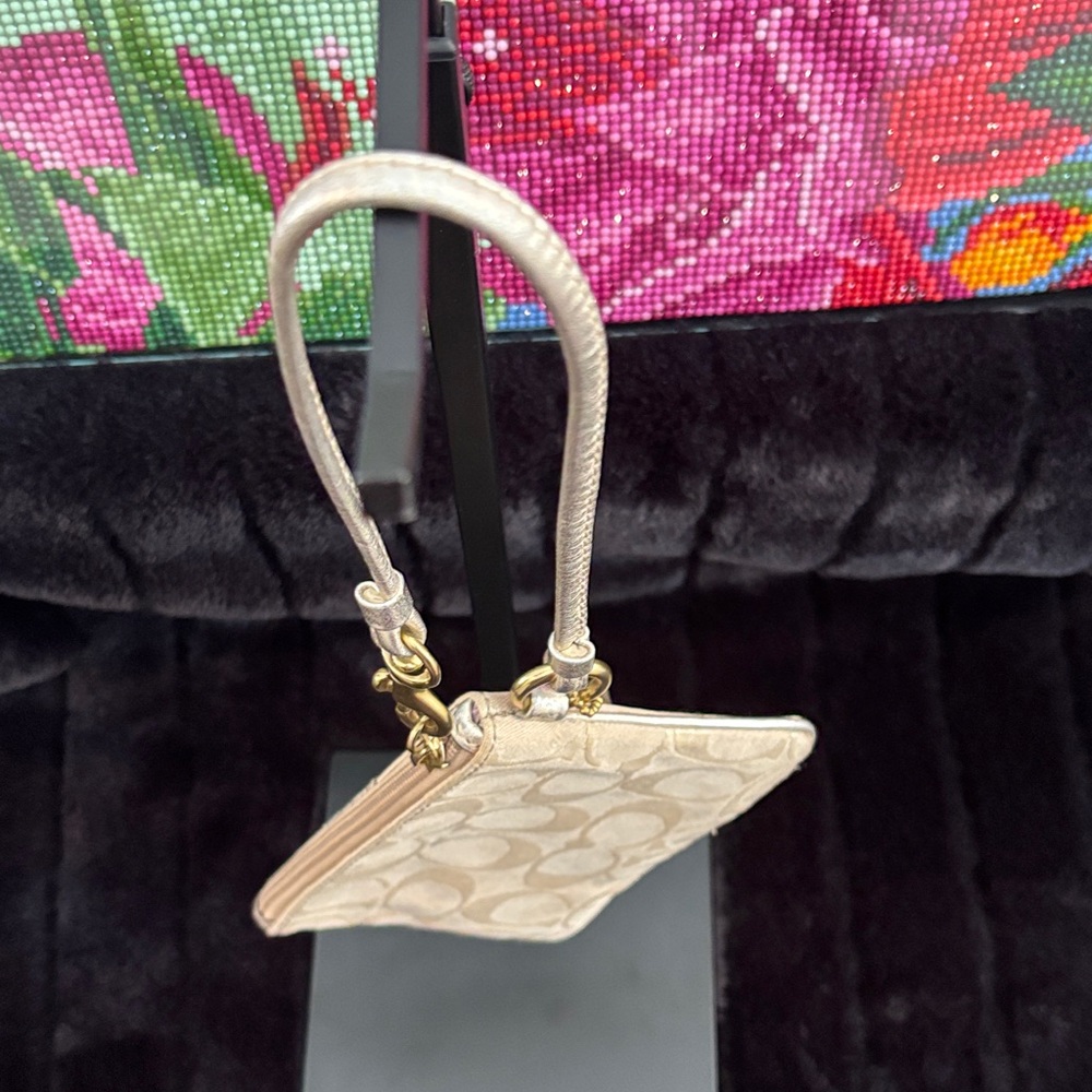Coach🌸Wristlet with Original Hang tag - Picture 12 of 12